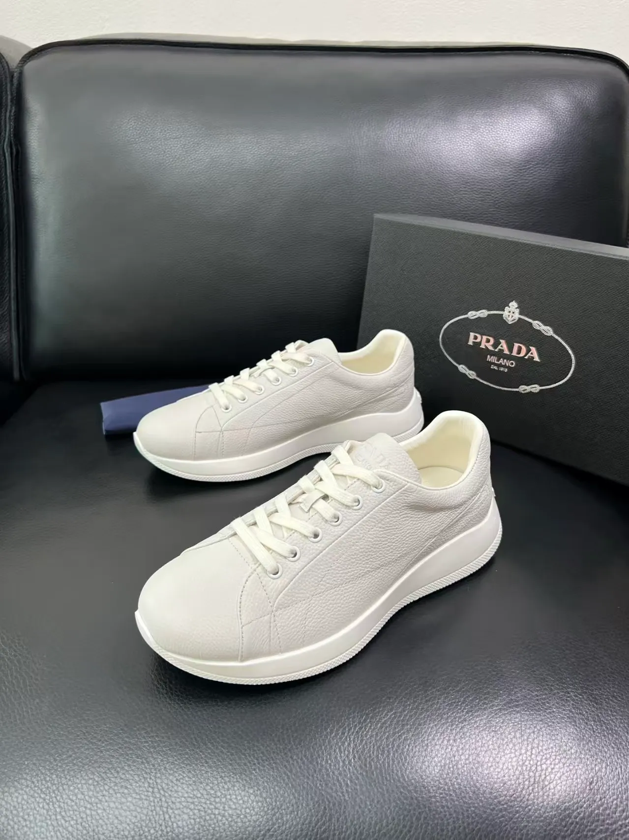 P440 38-45 Prada Prada’s new men’s leather sneakers, the highest version on the market, any comparison is welcome🆚! The original leather has excellent texture and is super high-end! Fetal sheep net lining imported from Italy, removable pad! Luxurious materials and fine workmanship, highly recommended! No. 058